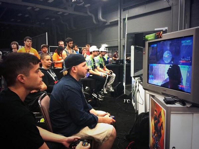 Two of 343's professional players, Neighbor and GH057ayame take on challengers in a 2v2 match on Lockout. 